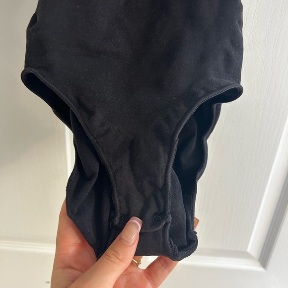 Skims black sculpting bodysuit Xxs/xs !! - Picture 3 of 6
